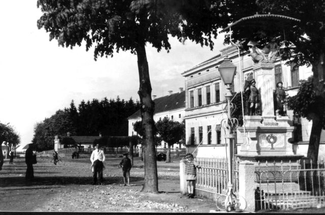 TRG SVETOG TROJSTVA SA STAROM ŠKOLOM U POZADINI - 1936.